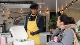 Ben (Hakim Michael Meziani) kommt auf die Idee, in der Fischbude eine „Kochkiste“ anzubieten (mit Katja Frenzel).