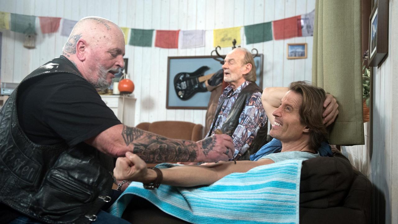 Ben (Hakim Michael Meziani) lässt sich im Tauschhandel mit Hannes (Claus Dieter Clausnitzer), von Biker Schorsch (Achim Hoffmann) ein Tattoo stechen.