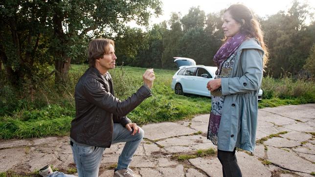 Bild: ARD/Nicole Manthey Ben (Hakim Michael Meziani) macht der überraschten Tina (Katja Frenzel) einen Heiratsantrag.