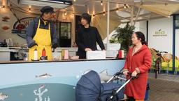 Ben (Hakim Michael Meziani) und Ellen (Yun Huang) zeigen sich vor Tina (Katja Frenzel) optimistisch, dass ihre Kochboxen bei den Kunden gut ankommen.