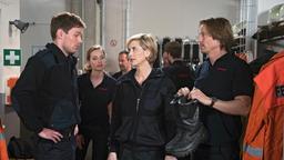 Ben (Hakim Michael Meziani) und Patrick (Constantin Lücke) sind sauer, dass Simone (Dorothea Schenck) die Freiwillige Feuerwehr für ihren Wahlkampf missbraucht (mit Hedi Honert).