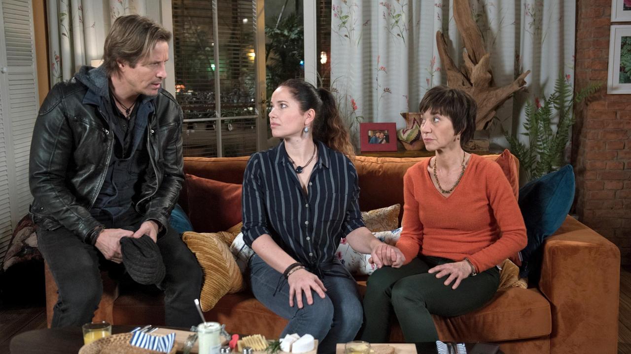 Ben (Hakim Michael Meziani) und Tina (Katja Frenzel) stehen Merle (Anja Franke) in ihrer Sorge um Gunter bei, der in Bolivien ausgeraubt wurde.