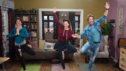 Ben (Hakim Michael Meziani) und Tina (Katja Franzel) treiben Yoga-Lehrerin Merle (Anja Franke) mit ihrer Albernheit zur Verzweiflung.