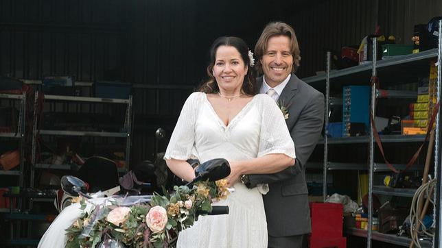 Ben (Hakim Michael Meziani) und Tina (Katja Frenzel) versuchen mit Merles (Anja Franke) Hilfe, ihr Hochzeitsfoto nachzustellen.