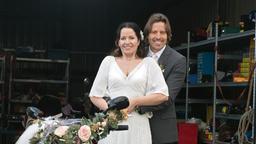 Ben (Hakim Michael Meziani) und Tina (Katja Frenzel) versuchen mit Merles (Anja Franke) Hilfe, ihr Hochzeitsfoto nachzustellen.