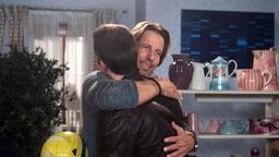 Ben (Hakim Michael Meziani) verabschiedet sich gerührt von seinem Bruder (Jo Weil.), nachdem er von Bodo zum Trainer für Lillys Mannschaft erklärt wurde.