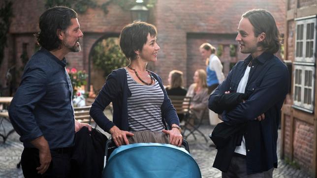 Bild: ARD/Nicole Manthey Merle mit Kinderwagen, daneben Volker.