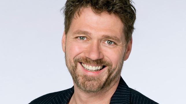 Bild: ARD/Thorsten Jander Sattlermeister und Pferdeflüsterer Tilmann (Björn Bugri) hat sich im USA-Urlaub in die Managerin Eva Pasch verliebt. Nach einer Blitzhochzeit in Las Vegas kehrt der geerdete Handwerksmeister mit seiner an Luxus gewöhnten Braut nach Lüneburg zurück.