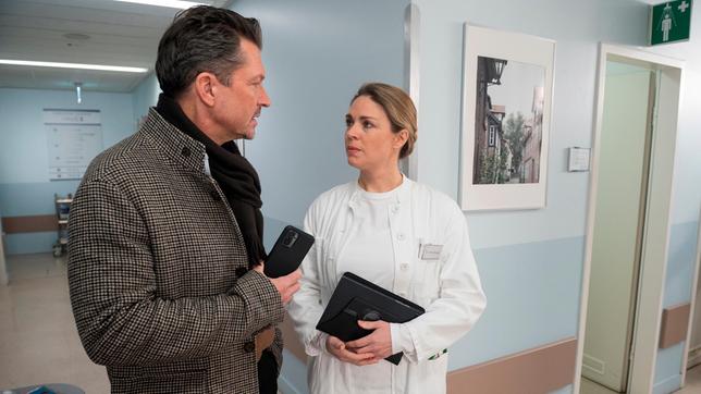 Britta (Jelena Mitschke) bremst Ralf (Hardy Krüger) angespannt ein, um ihre Patienten zu schützen, und ahnt nicht, dass sie falsch liegt.