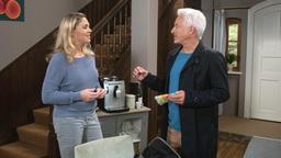 Britta (Jelena Mitschke) gibt vor Thomas (Gerry Hungbauer) zu, dass ihre Sehnsucht noch gestiegen ist.