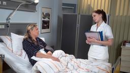 Britta (Jelena Mitschke) hat eine gebrochene Elle und lernt das Krankenhaus erstmalig als Patientin kennen (mit Malin Steffen).
