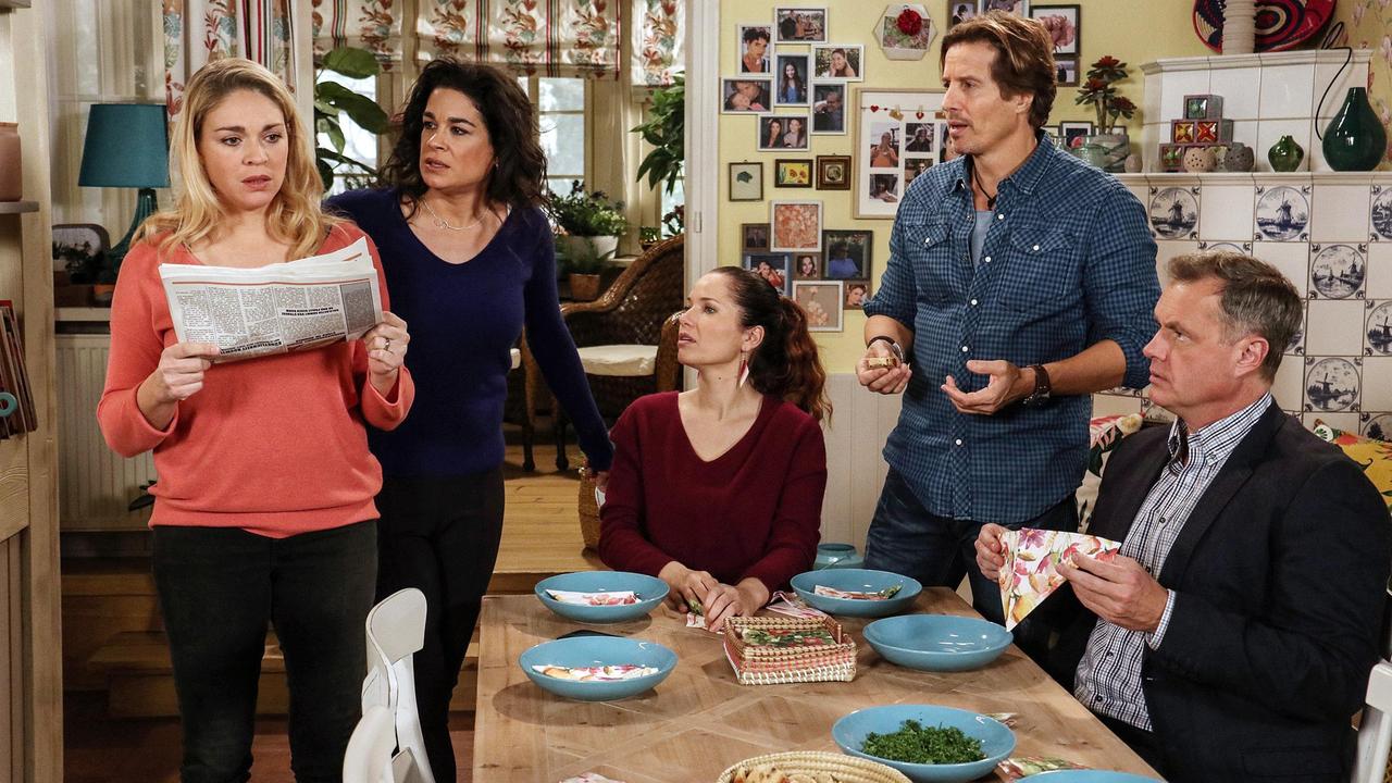 Britta (Jelena Mitschke) hört fassungslos, dass Amelie sich mit ihrer Schmerzensgeldlüge ans "Heideecho" gewandt hat. Anne (Caroline Kiesewetter), Tina (Katja Frenzel), Ben (Hakim Michael Meziani) und Torben (Joachim Kretzer) sind empört.