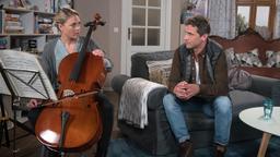 Britta (Jelena Mitschke) holt nach Jahrzehnten ihr altes Cello ans Tageslicht. Sie erklärt Luke (Oliver Franck), dass sie damit Lilly an diszipliniertes Lernen heranführen will.