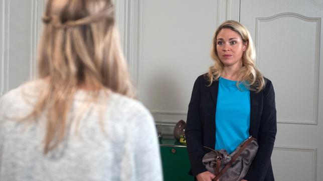 Bild: ARD/Nicole Manthey Britta (Jelena Mitschke) ist erleichtert, als Amelie (Lara-Isabelle Rentinck) zähneknirschend Carlas Bedingungen akzeptiert.