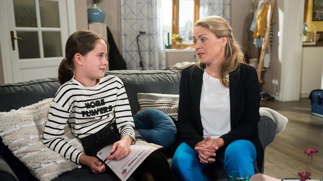 Bild: ARD/NDR/Nicole Manthey Britta (Jelena Mitschke) ist erleichtert, als Lilly (Lilly oder Lylou Röder) ehrlich ist, und erlaubt ihr, sich in der alten Werkstatt einzurichten