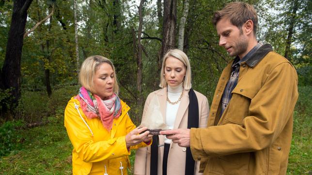 Bild: ARD/Nicole Manthey Britta (Jelena Mitschke) ist gerührt, als Christian (Marlon Putzke) und Amelie (Lara-Isabelle Rentinck) doch noch an der Zeremonie für ihren Vater teilnehmen.