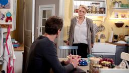Britta (Jelena Mitschke) macht Luke (Philipp Oliver Baumgarten) deutlich, dass er derjenige ist, der den geplatzten Hauskauf zu verantworten hat.