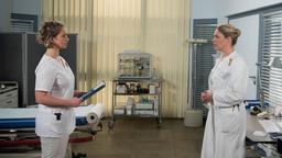 Britta (Jelena Mitschke) macht Sara (Antonia Jungwirth) klar, dass sie von Chrissi getäuscht wurde.