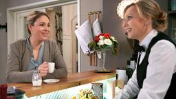 Britta (Jelena Mitschke) muss vor Sigrid (Dana Golombek) zugeben, dass es sich gut anfühlt, begehrt zu werden.