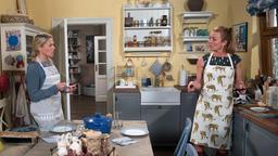 Britta (Jelena Mitschke) schlägt Carla (Maria Fuchs) vor, einen Single-Kochkurs anzubieten.