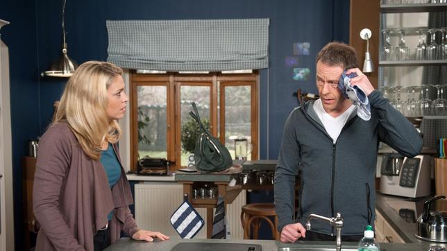 Bild: ARD/Nicole Manthey Britta (Jelena Mitschke) sieht mit Entsetzen, dass Ben Lasse (Oliver Sauer) ein Blaues Auge verpasst hat.