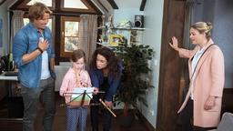 Britta (Jelena Mitschke) und Ben (Hakim Michael Meziani) freuen sich über Annes (Caroline Kiesewetter) Engagement, Lilly das Flötenspiel beizubringen.