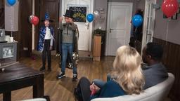 Britta (Jelena Mitschke, 2.v.r ) und Hendrik (Jerry Kwarteng) bekommen von Lilly (Lylou Röder) und Joe (Naiher Zerisenay) eine Zaubershow präsentiert.