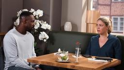 Britta (Jelena Mitschke) und Hendrik (Jerry Kwarteng) erkennen betroffen, dass Carlas Vorwürfe gegen Amelie erste Kreise ziehen.