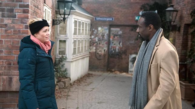 Britta (Jelena Mitschke) und Hendrik (Jerry Kwarteng) erkennen, dass sie sich nicht gleichgültig sind.