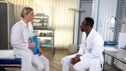 Britta (Jelena Mitschke) und Hendrik (Jerry Kwarteng) geraten in einen Streit darüber, dass Hendrik zu hart mit Sara umgegangen ist.