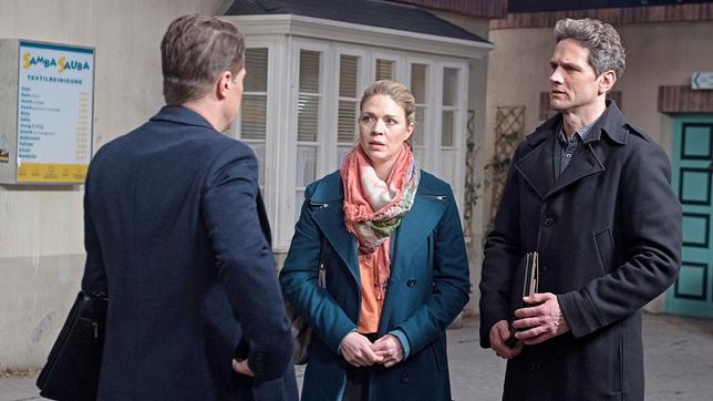 Bild: ARD/Nicole Manthey Britta (Jelena Mitschke) und Luke (Oliver Franck) können es nicht fassen – sie sind Gregor (Wolfram Grandezka) auf den Leim gegangen.