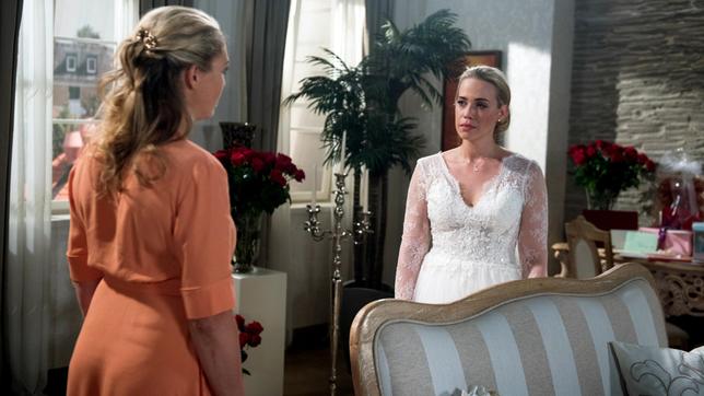 Britta (Jelena Mitschke) versucht, Amelie (Lara-Isabelle Rentinck) nach der geplatzten Hochzeit aufzufangen.