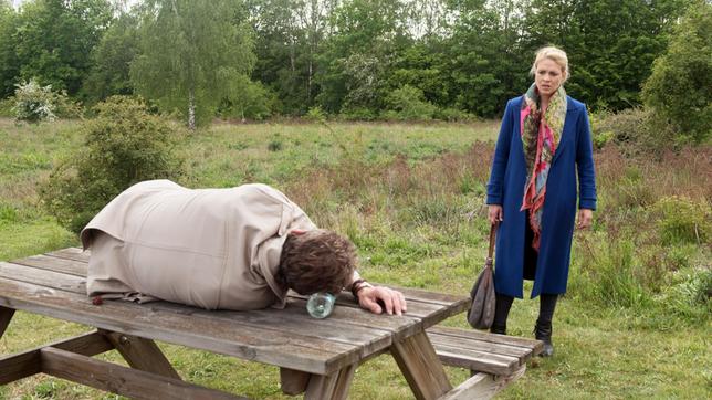 Brittas (Jelena Mitschke) Entschlossenheit wird auf die Probe gestellt, als sie den derangierten Luke (Oliver Franck) auf einer Bank findet.