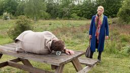 Brittas (Jelena Mitschke) Entschlossenheit wird auf die Probe gestellt, als sie den derangierten Luke (Oliver Franck) auf einer Bank findet.