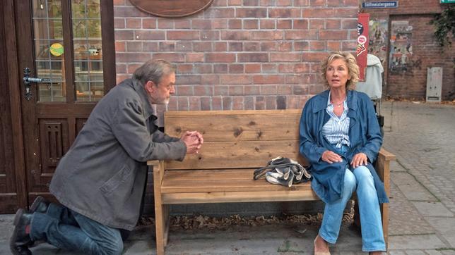 Bild: ARD/Nicole Manthey Bruno (Wolfgang Häntsch) bittet Gitte (Wookie Mayer) um eine zweite Chance.