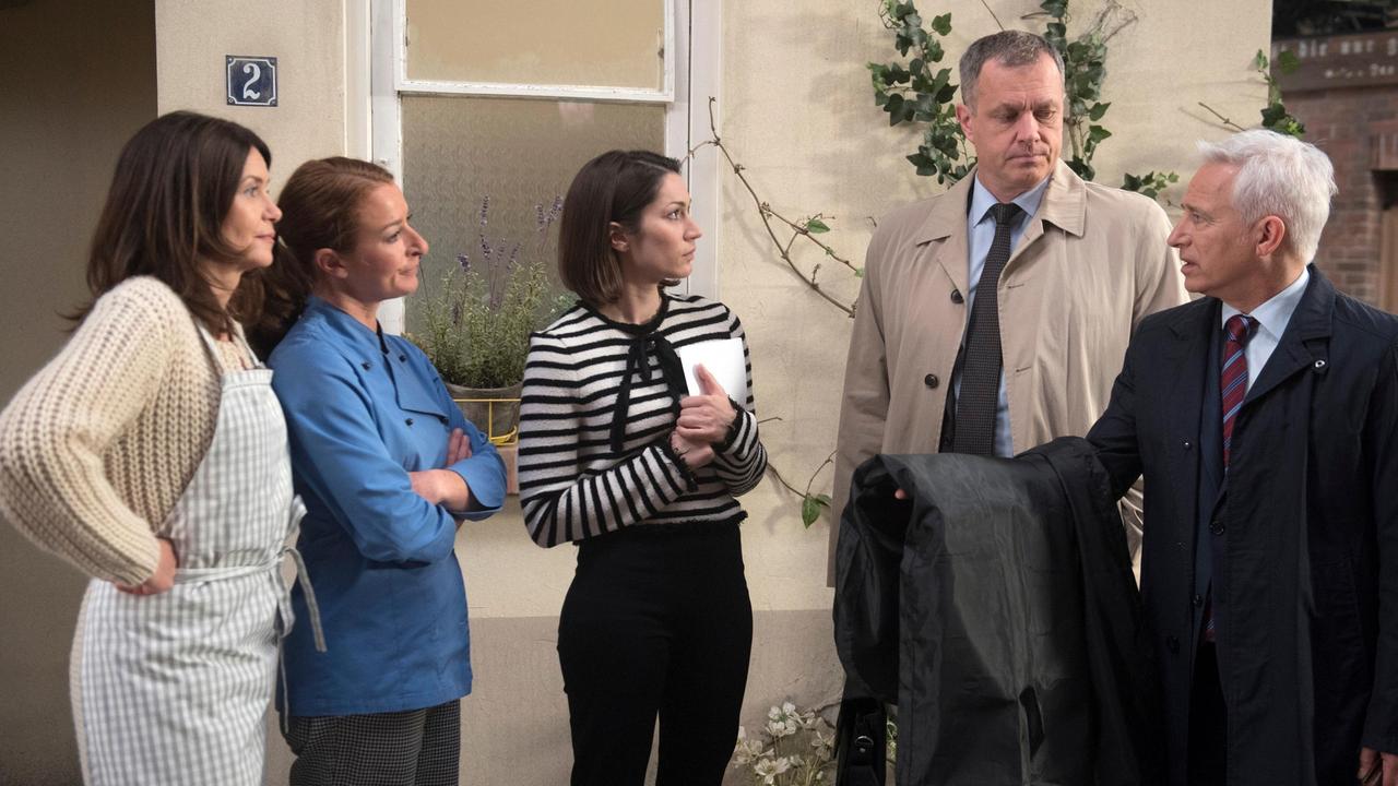 Carla (Maria Fuchs), Eliane (Samantha Viana) und Helen (Patricia Schäfer) fürchten mit der Einkaufspassage um das Sterben des Einzelhandels. Torben (Joachim Kretzer) und Thomas (Gerry Hungbauer) trauen ihren Augen nicht, als die Läden am Salzmarkt in einen Warnstreik treten.