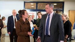 Carla (Maria Fuchs) erkennt betreten, dass sie Torben (Joachim Kretzer) zu Unrecht verdächtigt hat (mit Jelena Mitschke, 4.v.l., Hakim Michael Meziani, 3.v.r. und Komparsen).