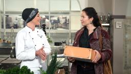 Carla (Maria Fuchs) erklärt Tina (Katja Frenzel), wieviel Kraft ihr das Kochen gibt.
