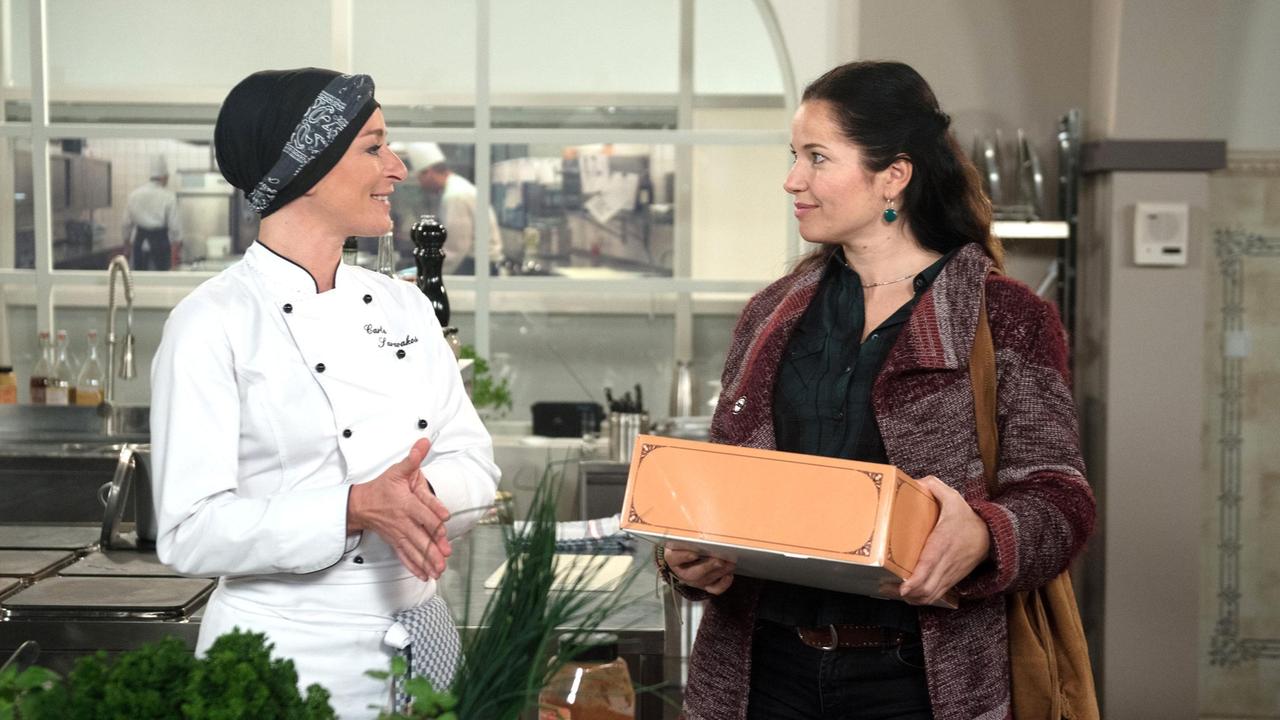 Carla (Maria Fuchs) erklärt Tina (Katja Frenzel), wieviel Kraft ihr das Kochen gibt.