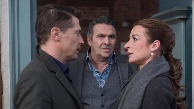 Carla (Maria Fuchs) erschickt, als Nicos (Markus Graf) sie mit Gregor (Wolfram Grandezka) in flagranti erwischt.