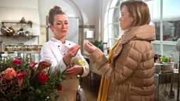 Carla (Maria Fuchs) findet einen Ring in ihrem Blumenstrauß und glaubt erschrocken, Philip will ihr einen Antrag machen (mit Lara-Isabelle Rentinck).