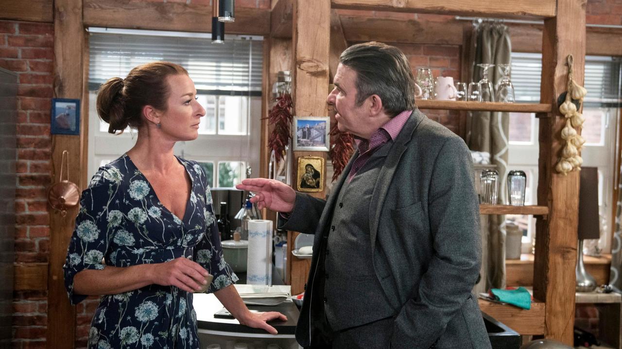 Carla (Maria Fuchs) gerät mit Nicos (Markus Graf) über ihre Trennung von Torben in Streit