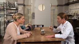 Carla (Maria Fuchs) gesteht Britta (Jelena Mitschke) ihre Zweifel an der Beziehung mit Gregor.