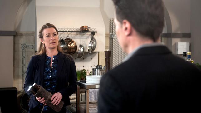 Bild: ARD/Nicole Manthey Carla (Maria Fuchs) ist hin und her gerissen, ob sie ihre Mitarbeiter auf eine Weiterarbeit mit Gregor (Wolfram Grandezka) einschwören soll?