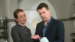 Carla (Maria Fuchs) konfrontiert Gregor (Wolfram Grandezka) mit einer fehlerhaften Vase.