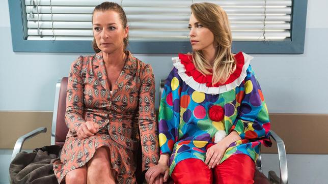 Bild: NDR/ARD/Nicole Manthey Carla (Maria Fuchs) nimmt überrascht Amelies (Lara-Isabelle Rentinck) seelische Unterstützung an, während sie nervös auf ihre ersten Nachsorge-Ergebnisse wartet
