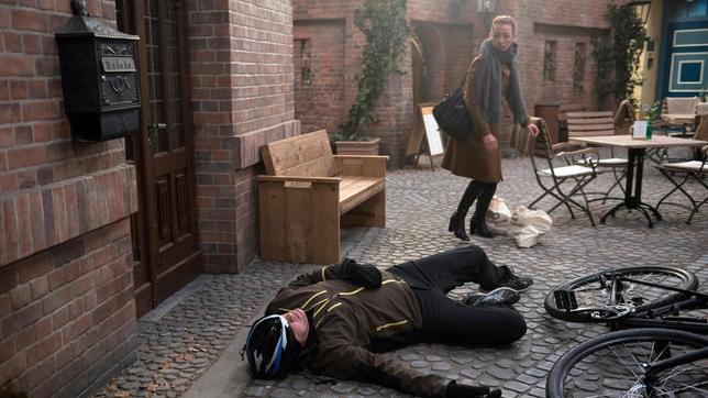 Bild: ARD/Nicole Manthey Carla (Maria Fuchs) reagiert betroffen, als Torben (Joachim Kretzer) unvermittelt, vor ihren Augen zusammenbricht.