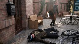 Carla (Maria Fuchs) reagiert betroffen, als Torben (Joachim Kretzer) unvermittelt, vor ihren Augen zusammenbricht.
