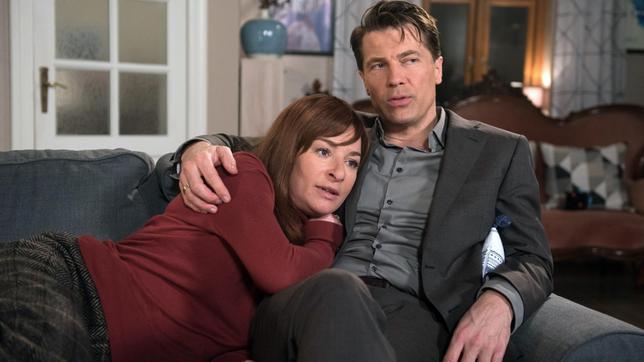 Bild: ARD/Nicole Manthey Carla (Maria Fuchs) und Gregor (Wolfram Grandezka) schmieden Zukunftspläne.