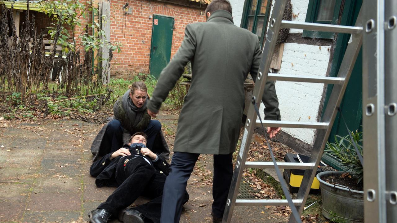 Carla (Maria Fuchs) und Gregor (Wolfram Grandezka) sind geschockt, als Christian (Marlon Putzke, liegend) beim Inspizieren des Dachs, von einer hohen Leiter stürzt.